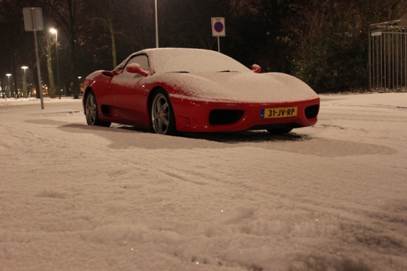 Jorrits Ferrari in de sneeuw tijdens Catannen bij Ellie
