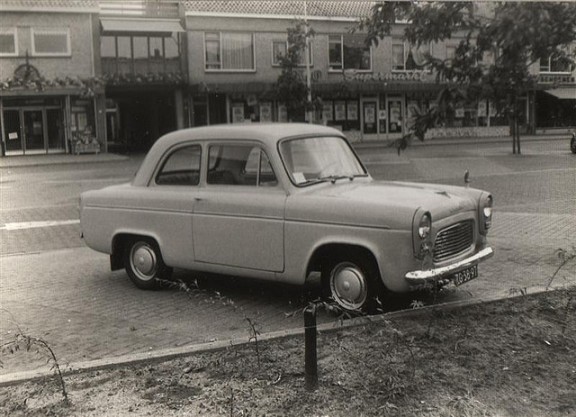 Ford Anglia 100E uit 1958 in Denekamp